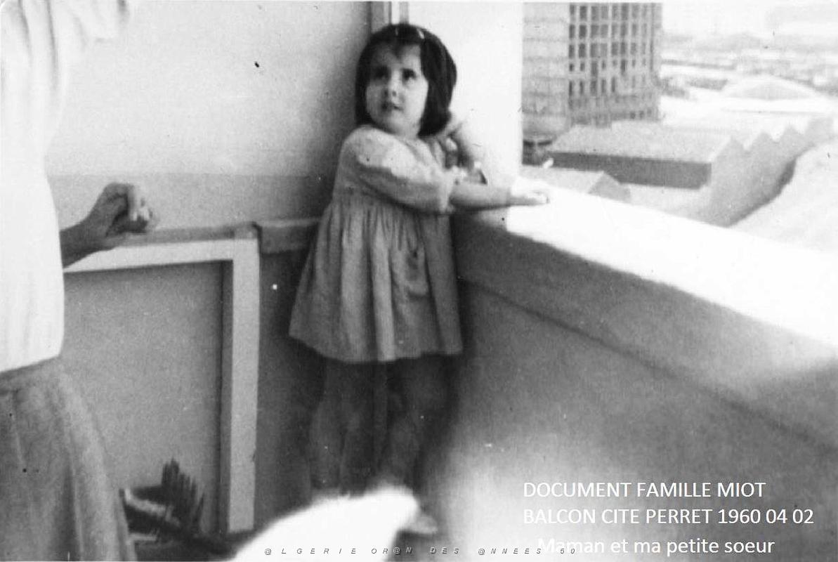 Oran- SDV- 7066- 1960 04 02 EDWIGE  ET MAMAN SUR LE COTE DANS NOTRE BALCON -.JPG